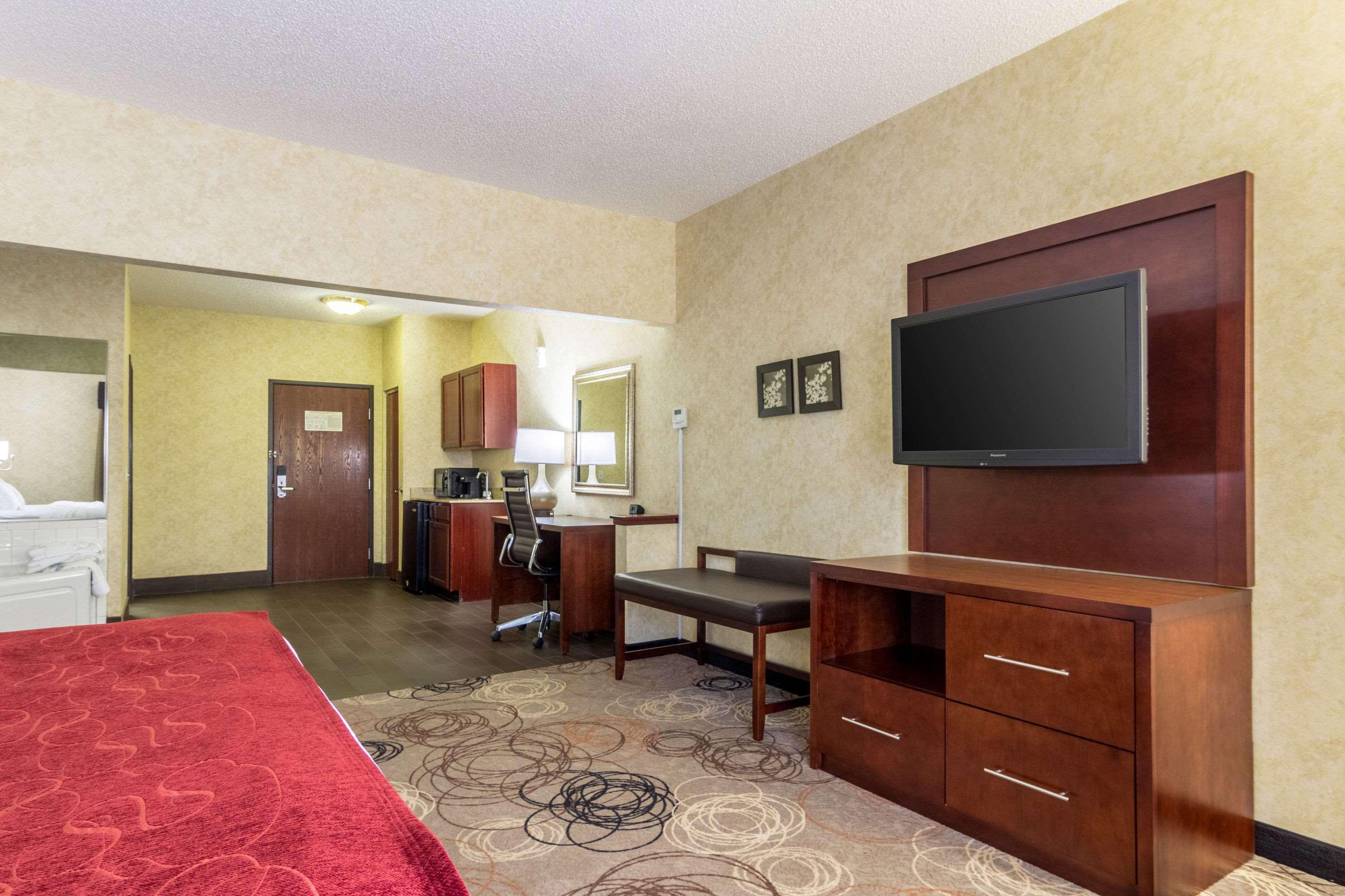 Comfort Suites Southfield-Detroit Exterior photo