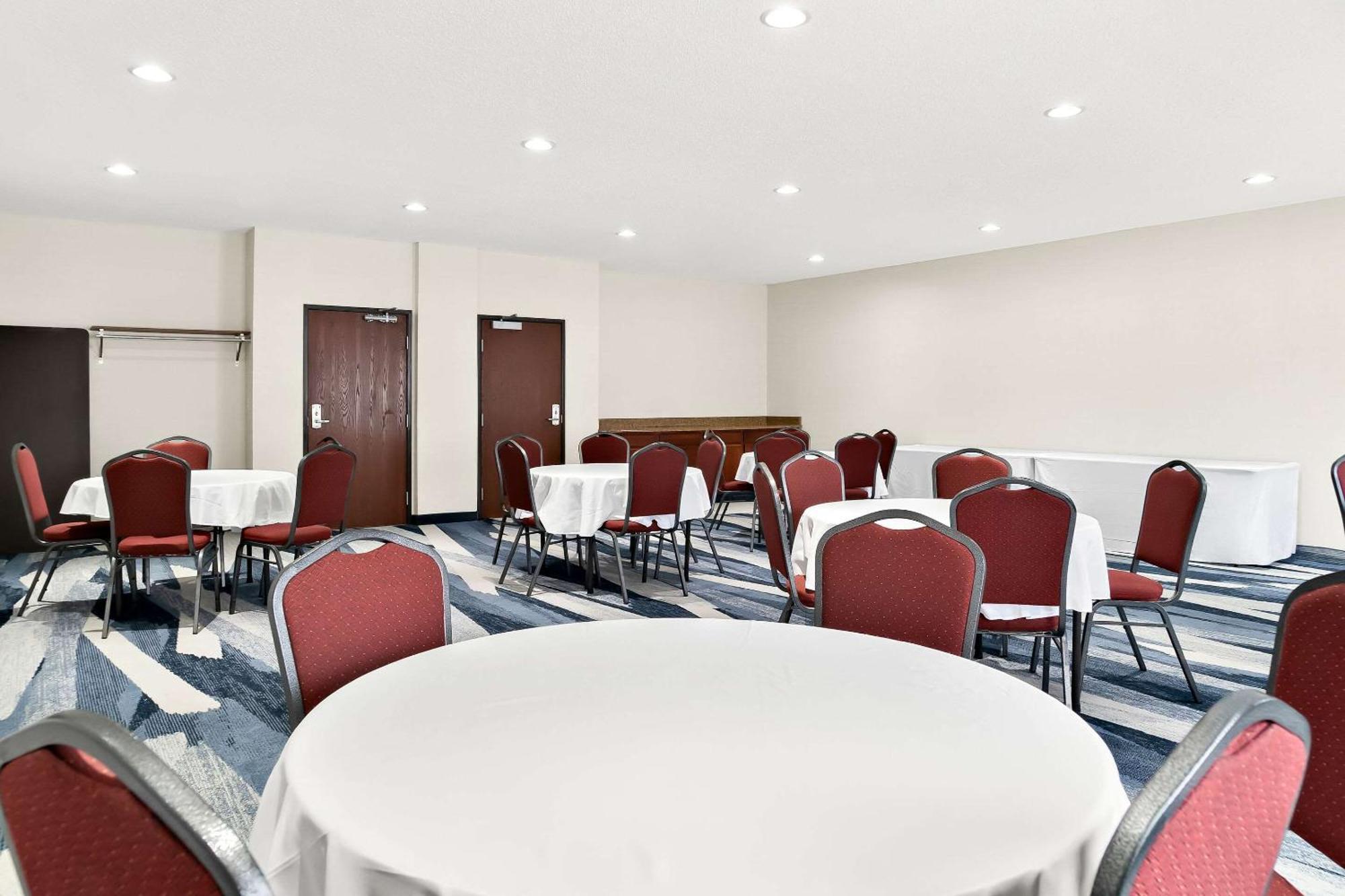 Comfort Suites Southfield-Detroit Exterior photo