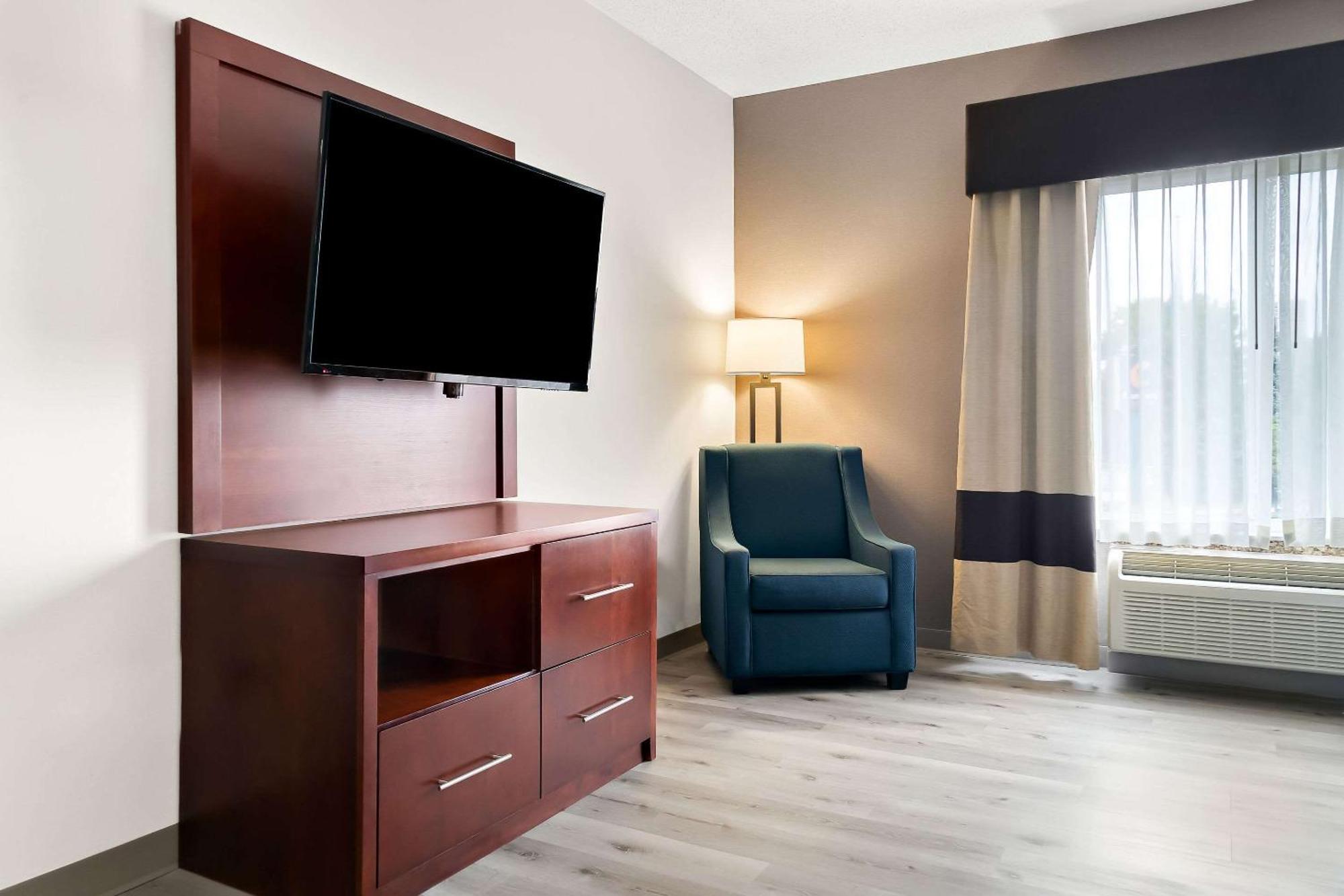 Comfort Suites Southfield-Detroit Exterior photo